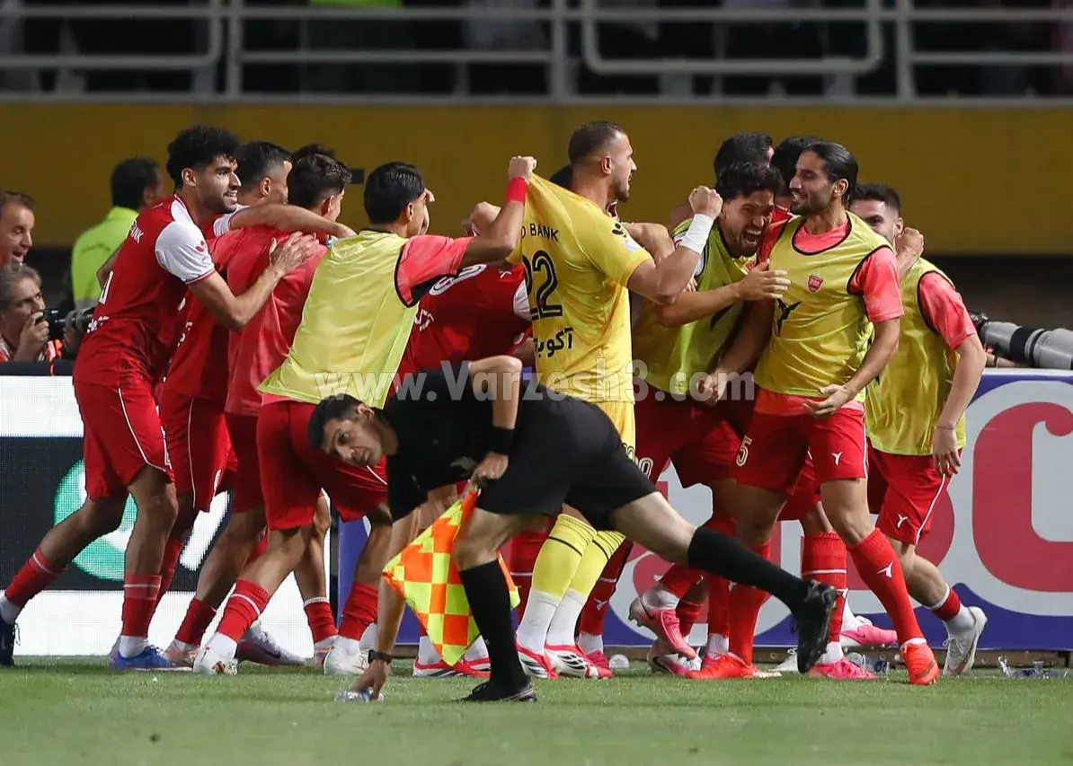 کمک داور ناغافل در شادی گل پرسپولیس! (عکس)