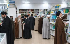 استقبال طلاب از عرضه کتب درسی و علمی در مؤسسه انتشارات حوزه‌های علمیه