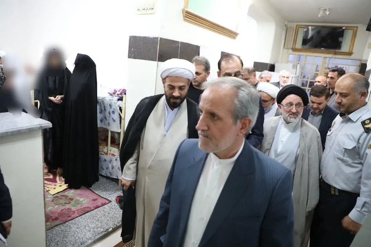 آزادی ۱۵ زندانی از طریق ارفاقات قانونی در بازدید مسئولان قضایی از زندان خوی