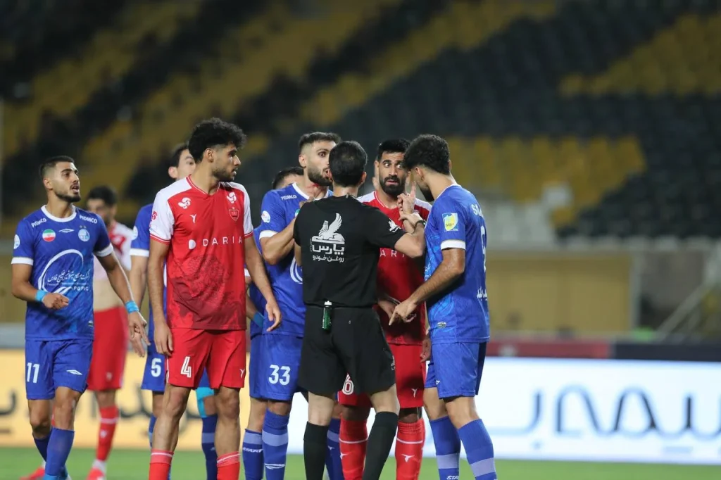 برخورد سخت حسین کنعانی با آقاسی؛ باشگاه استقلال: مدافع پرسپولیس گلو عارف را غرق خون کرد