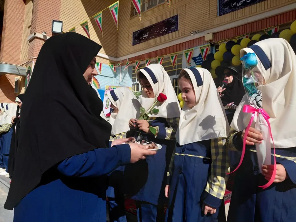 برگزاری جشن شکوفه‌ها در دبستان یاس نبی(س) قزوین