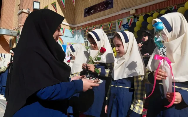 برگزاری جشن شکوفه‌ها در دبستان یاس نبی(س) قزوین