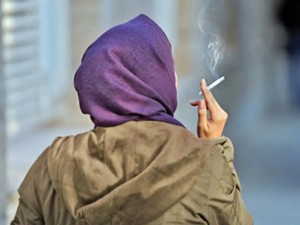 سیگار به وقت زنگ تفریح/ در محاصره دود به وقت نوجوانی دختران ایرانی