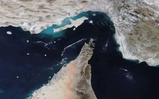تجارت دریایی انگلیس: اصابت پرتابه به نفتکشی در تنگه هرمز دو مجروح بر جا گذاشت