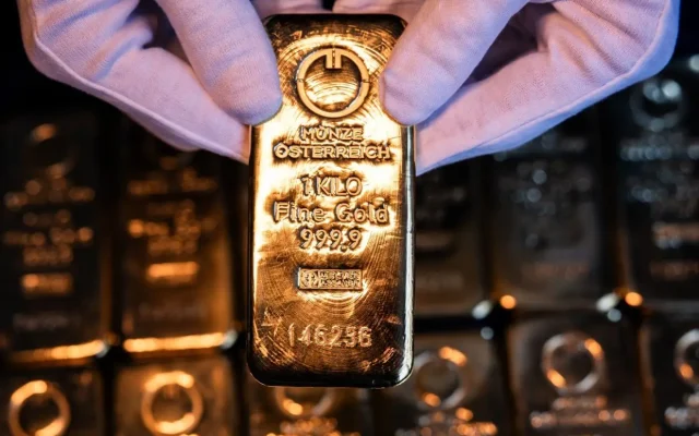قیمت انس جهانی طلا امروز دوشنبه ۲۳ شهریور ۱۴۰۵/ ریزش قیمت جهانی طلا در آستانه نشست فدرال رزرو