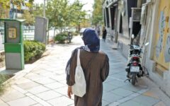 گزارش روزنامه اعتماد از بیکاری، بدهی و تلاش ۶ زن برای بازگشت به زندگی پس از جنگ / مشتری‌های آرایشگاهم بعد از جنگ کم شد