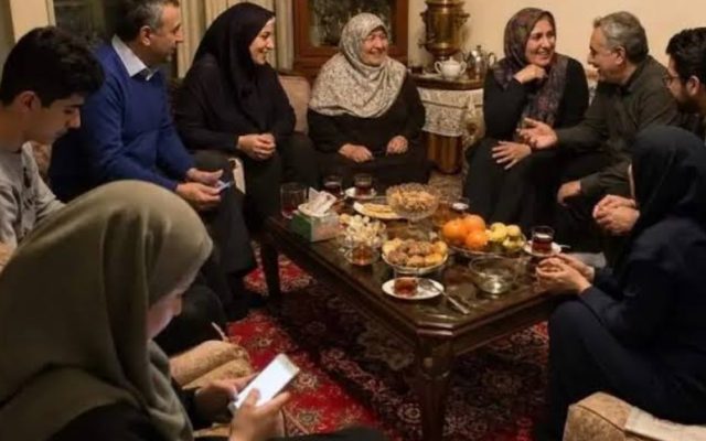 موبایل در دورهمی خانوادگی چه بلایی سر روابط می‌آورد؟