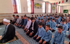 حضور هفتگی امام جمعه مهریز در مدارس برای ترویج فرهنگ نماز