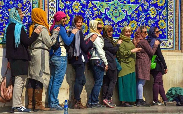 گردشگران خارجی از ایران کم شدند؛ افت ۵۱.۵ درصدی ورودی‌ها در بهار ۱۴۰۵
