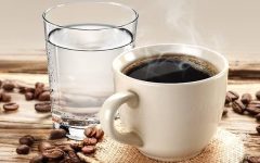 آب قبل از قهوه صبح؛ چرا متخصصان توصیه می‌کنند اول یک لیوان آب بنوشید؟