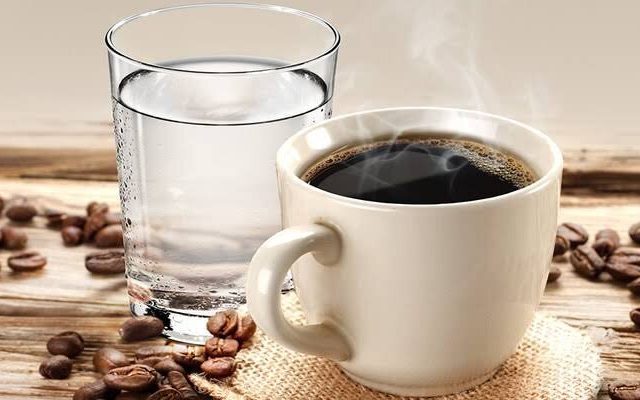 آب قبل از قهوه صبح؛ چرا متخصصان توصیه می‌کنند اول یک لیوان آب بنوشید؟