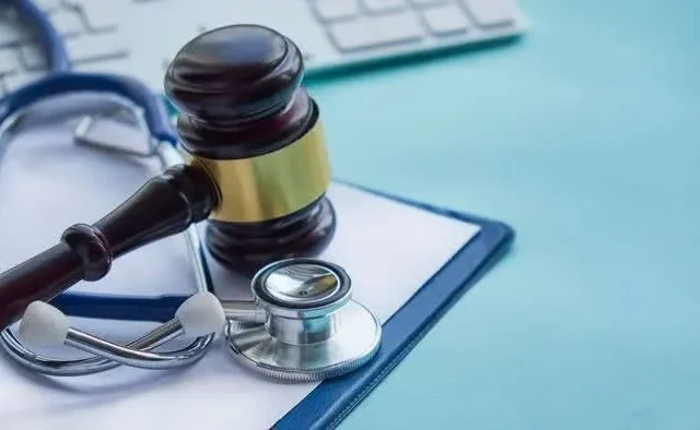 پزشک متخلف در آبدانان به پرداخت ۲ میلیارد و ۳۲۰ میلیون ریال جزای نقدی محکوم شد