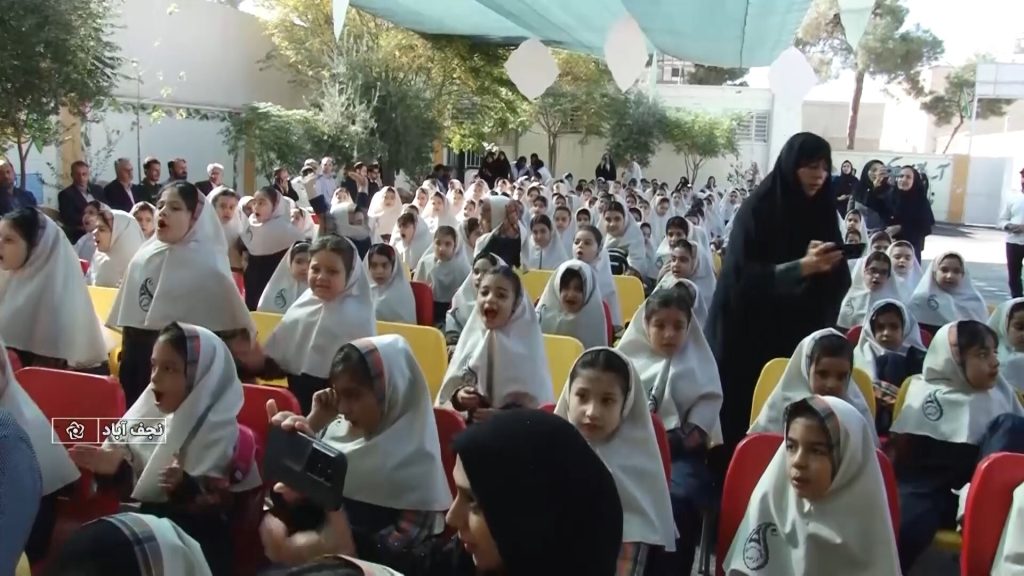 نواخته شدن زنگ مهر و مقاومت با دستان فرزند شهید جنگ ۱۲ روزه در اصفهان