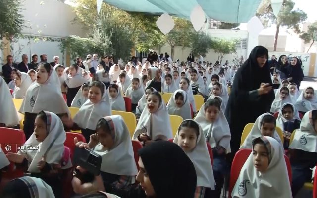 نواخته شدن زنگ مهر و مقاومت با دستان فرزند شهید جنگ ۱۲ روزه در اصفهان