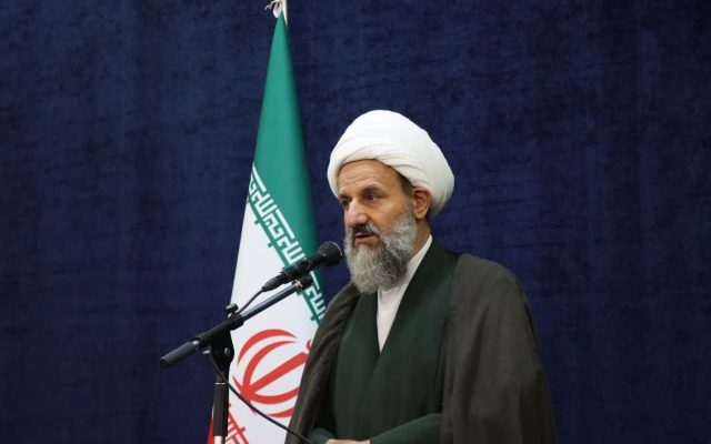امام جمعه قرچک: حقیقت تقوا، یاری عملی دین خدا با دل، دست و زبان است