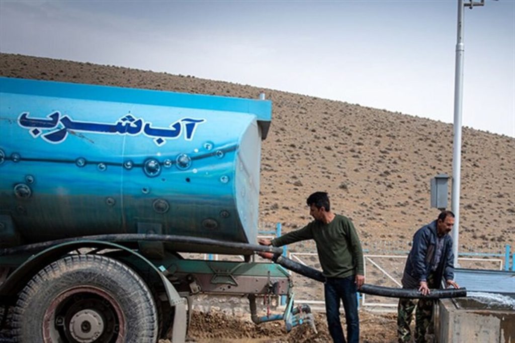 آبرسانی هلال‌احمر به روستاهای تشنه بیارجمند؛ ۶۰ تانکر آب توزیع شد