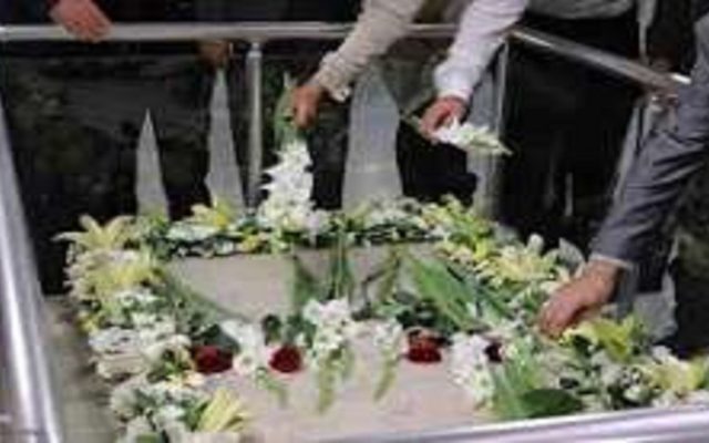 ادای احترام به مقام استاد شهریار با اهدا گل و قرائت فاتحه بر سر مزار استاد