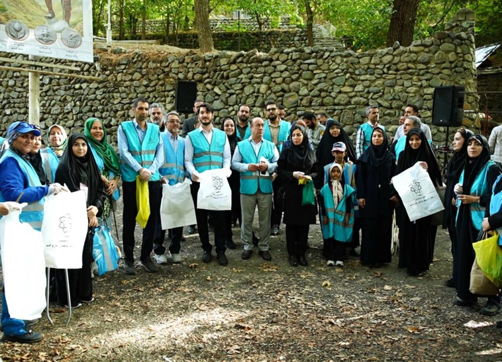 دوستداران محیط زیست مسیر درکه را تمیز کردند