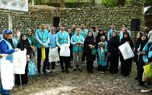 دوستداران محیط زیست مسیر درکه را تمیز کردند