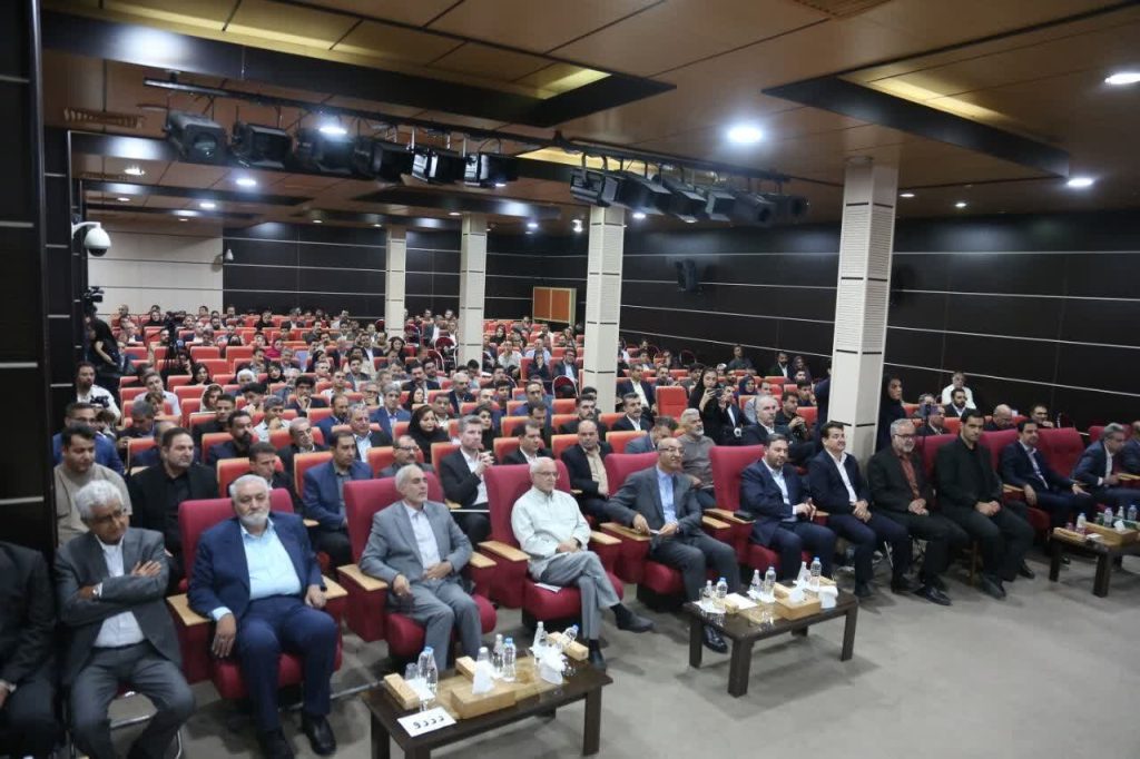 دولت باید راه تولید را باز کند، نه اینکه با بخش خصوصی رقابت کند