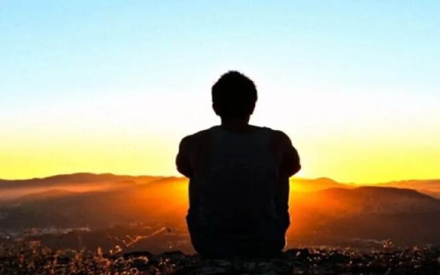 چرا غروب جمعه دلمان می‌گیرد؟ راز احساسی که مغز، بدن و حتی «انتظار» در آن نقش دارند