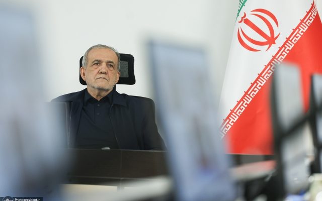 سرمایه سیاسی دولت پزشکیان در معرض فرسایش؛ پیامد تعلیق وعده‌های نمادین برای دولت و نظام