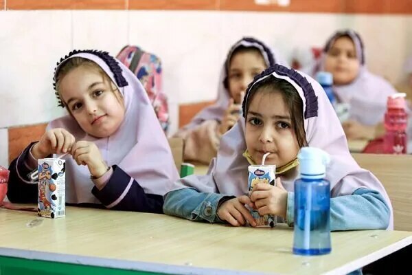 کمتحرکی دانشآموزان؛ زنگ خطر چاقی و دیابت / شیر مدارس امسال هم توزیع میشود / برنامه جدید وزارت بهداشت برای سلامت دانشآموزان