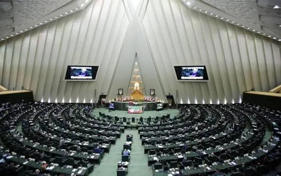 مجلس در سکوت، تصویب طرح جنجالی مقابله با نفوذ را پیش می‌برد