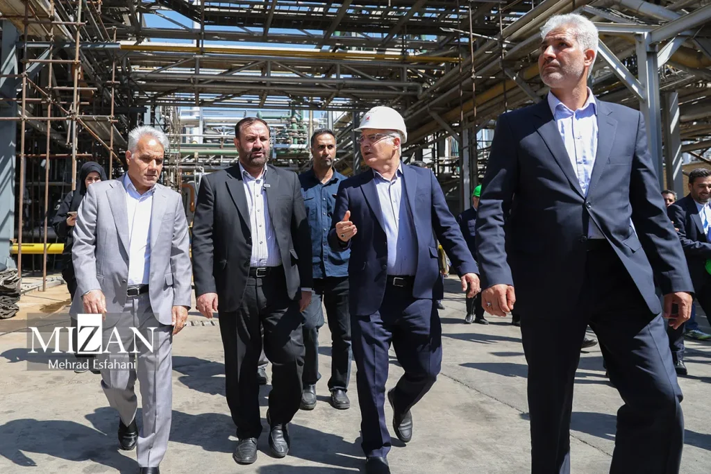 دادستان تهران از شرکت نفت پارس بازدید کرد/ از افتتاح نیروگاه ۴ مگاواتی تا پیگیری اتصال خط ریلی برای تأمین مواد اولیه