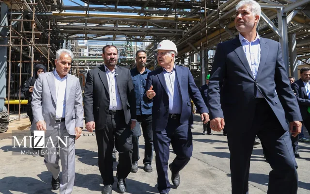 دادستان تهران از شرکت نفت پارس بازدید کرد/ از افتتاح نیروگاه ۴ مگاواتی تا پیگیری اتصال خط ریلی برای تأمین مواد اولیه
