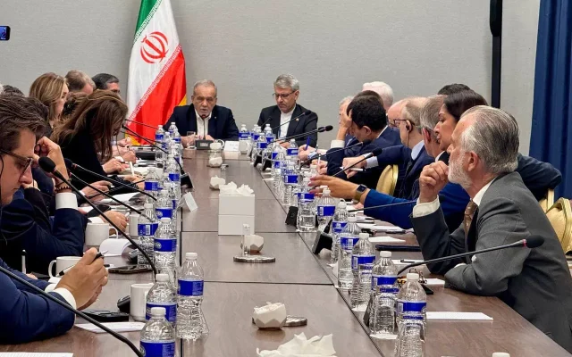 دیدار مسعود پزشکیان با سردبیران رسانههای آمریکایی + عکس و ویدیو