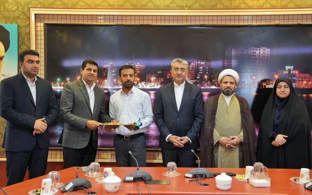 جوانی در قاب هنر؛ تجلیل از مرتضی استادزاده، جوان برتر بندرعباس در حوزه فرهنگ و هنر