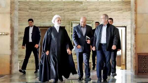 ترکیب کمیته 6 نفره تصمیم گیر در کشور از نگاه پنج فعال سیاسی | چه کسانی درباره مذاکره، جنگ و آتش‌‌بس با آمریکا تصمیم‌ می‌گیرند؟ | اختلاف‌نظر درباره 2 صندلی