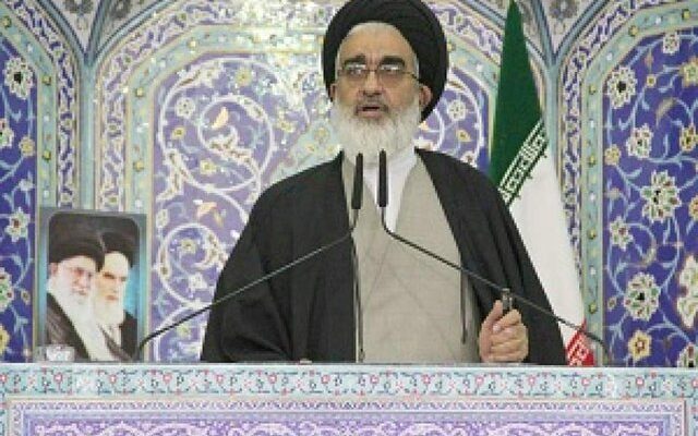 روایت امام جمعه قم از الگوی دختران مسلمان؛ حضرت معصومه (س) با وجود عمر کوتاه خود نشان داد که یک دختر می‌تواند با حفظ حجاب، حیا و عفاف نقش آفرین باشد