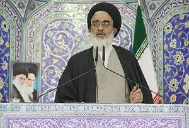 روایت امام جمعه قم از الگوی دختران مسلمان؛ حضرت معصومه (س) با وجود عمر کوتاه خود نشان داد که یک دختر می‌تواند با حفظ حجاب، حیا و عفاف نقش آفرین باشد