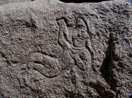 سنگ‌نگاره «کوه عقرب» سالم است