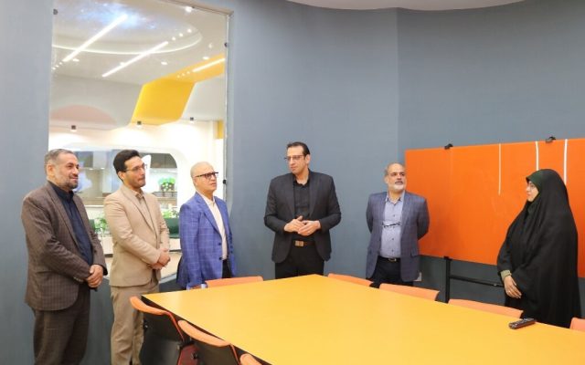 بازدید مدیرعامل و رئیس شرکت عقاب‌افشان سمنان از کتابخانه مرکزی استان