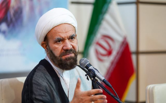 هشدار امام جمعه شیراز درباره نفوذ دشمن در دانشگاه‌ها و مدارس/ صدای بیگانه از تریبون دانشگاه‌ها شنیده نشود