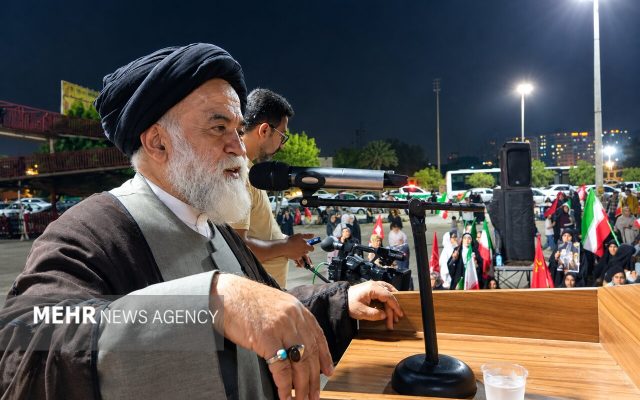تقوی: دشمن به دنبال ایجاد آشوب و خالی کردن خیابان‌هاست