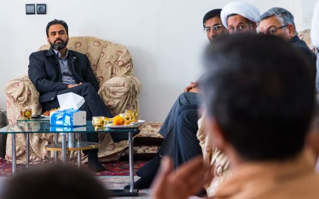 مدیر مجتمع مس درآلو با خانواده شهید «غلامرضا سنجریپور» دیدار کرد