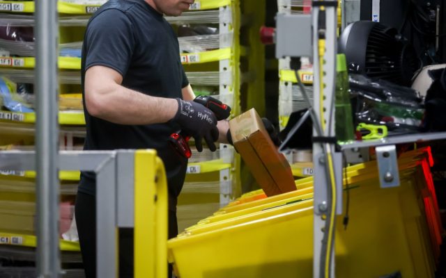 Amazon gives its workers a raise of $1 per hour