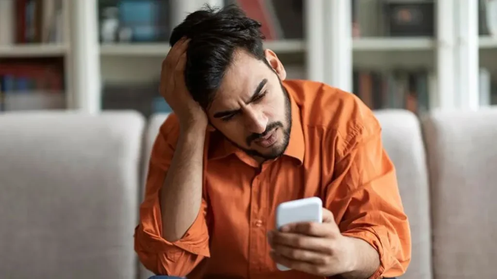 بعد از ساعتها گشتوگذار در گوشی احساس گیجی و مهآلودگی ذهنی میکنید؟ توصیه کارشناسان برای مقابله با فشار دیجیتال