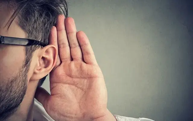 ۱۲ علامت مهم کم‌شنوایی؛ چه زمانی باید به متخصص گوش و حلق و بینی مراجعه کنیم؟