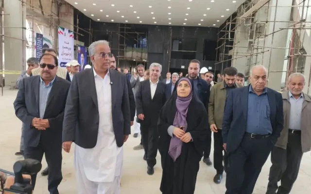 با حضور وزیر راه و شهرسازی و استاندار سیستان و بلوچستان صورت گرفت ؛ تکمیل ریلگذاری راهآهن چابهار ـ زاهدان