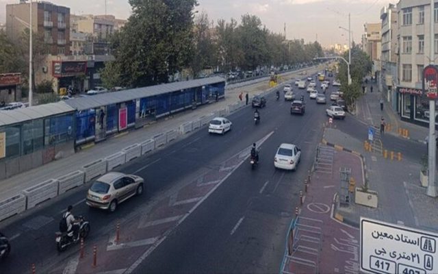 اتمام اجرای طرح جایگزینی نردههای محور آزادی با گلدان تا آذرماه+ فیلم