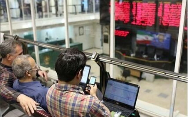 بورس همچنان روی خط قرمز