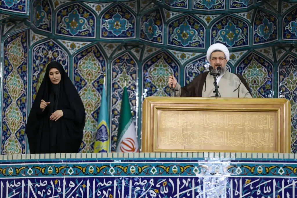 مترجم زبان اشاره در نماز جمعه تبریز؛ گامی برای بهرهمندی ناشنوایان از معارف خطبهها