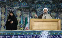 مترجم زبان اشاره در نماز جمعه تبریز؛ گامی برای بهره‌مندی ناشنوایان از معارف خطبه‌ها