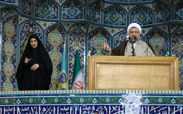مترجم زبان اشاره در نماز جمعه تبریز؛ گامی برای بهرهمندی ناشنوایان از معارف خطبهها