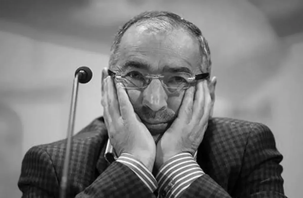 زیباکلام: فقط یک مورد نشان دهید که دشمنی با آمریکا چه سودی برای منافع ملی ایران داشته است